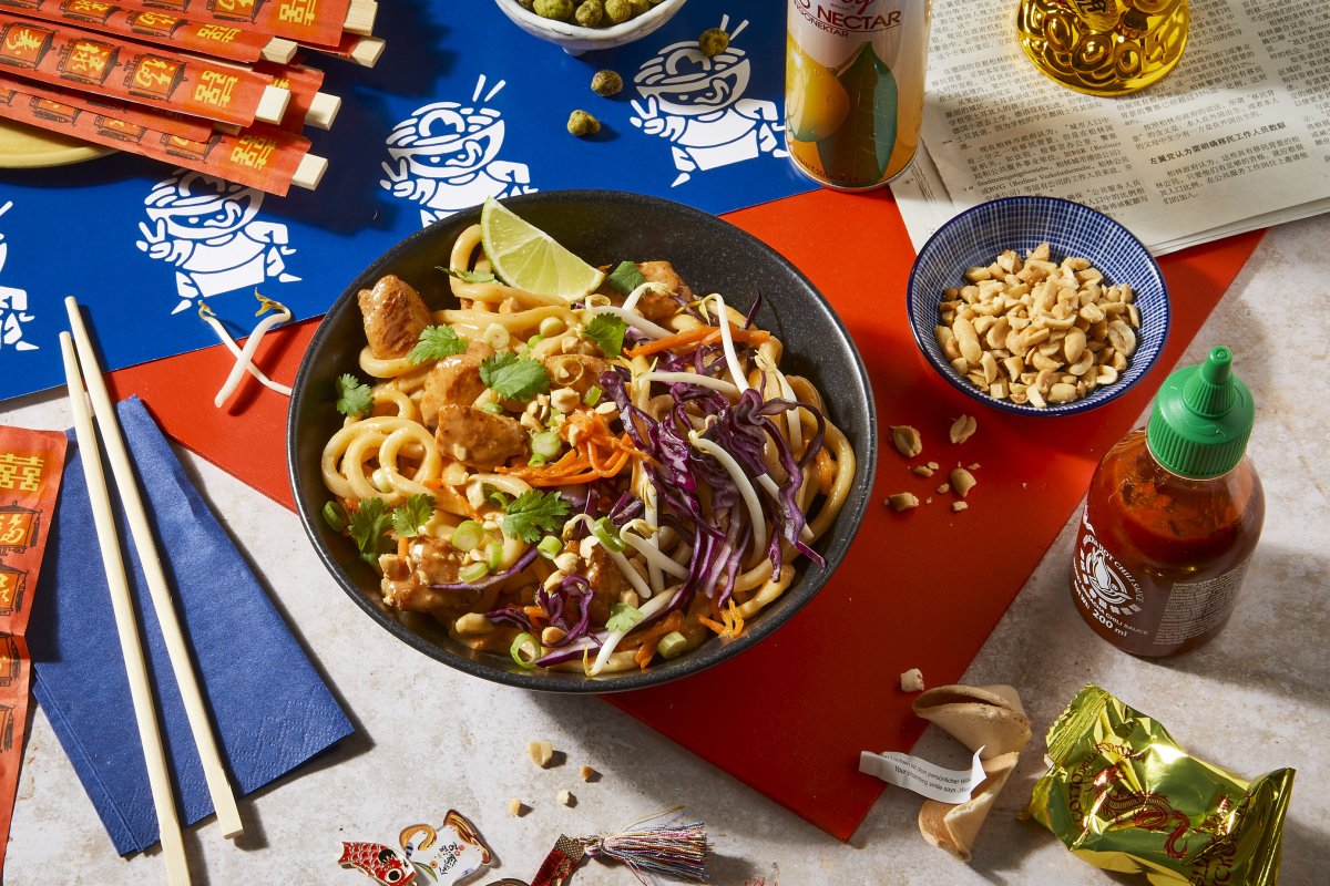 65b52060a85bb35ad61022de_65b15cac2a1240fdd35ed342_2021-09-21_chili_peanut_udon_bowl_3839